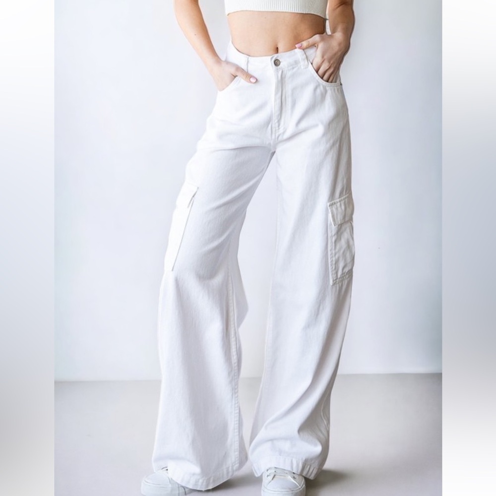 651. Wide leg cargo pants in off white